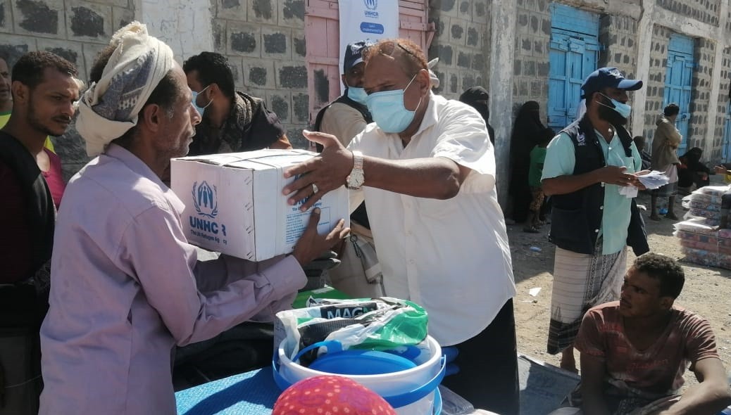 الآنسي يدشن توزيع المواد الإيوائية للمحتاجين والنازحين بالمخا