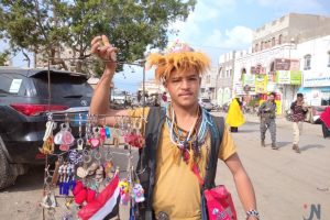 قصة شاب وجد نفسه بائعاً متجولاً في مدينة لم يسمع بها من قبل