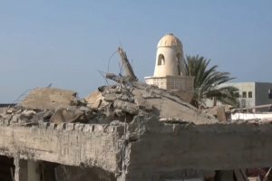 صاروخ حوثي يدمر مسجدا في حي منظر