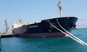 اقتصاديون: مليشيات الحوثي وراء عرقلة دخول سفن الوقود إلى ميناء الحديدة