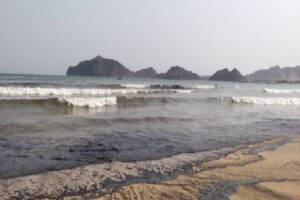غرق سفينة قديمة راسية منذ سنوات في ميناء المعلا