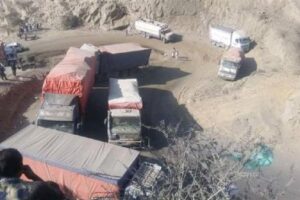 لحج..تعطل شاحنات يقطع طريقاً رابطاً بين صنعاء وعدن