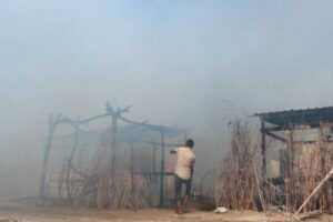 حريق يلتهم عشرات المنازل في مخيم للنازحين بالحديدة