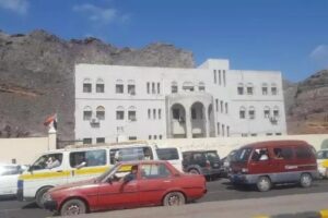 عدن..المحكمة الإدارية تقضي بتعليق قرار رفع الدولار الجمركي