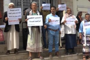 تعز: وقفة احتجاجية لعمال النظافة للمطالبة بصرف مرتباتهم