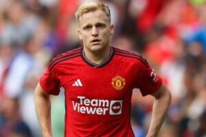 تقرير: جالاتا سراى يسعى لضم فان دي بيك من مانشستر يونايتد