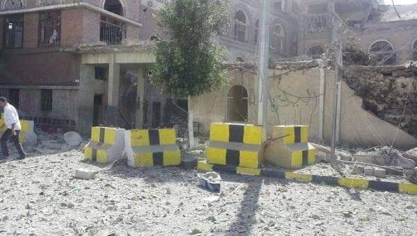 العصابة الحوثية تقتحم منزل وزير دفاع سابق وتنهب مقتنياته
