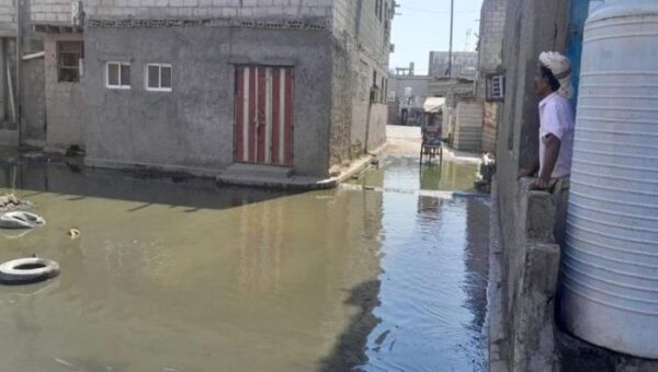 عدن .. مياه الصرف الصحي تغرق منازل المواطنين