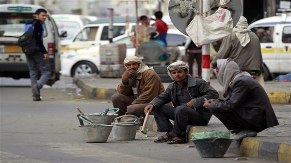 عمال اليمن ومعاناة خسارة الوظائف وانقطاع المرتبات