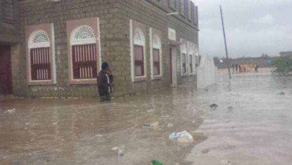 مصدر أمني: إنقاذ أسر حاصرتها مياه الأمطار في المهرة