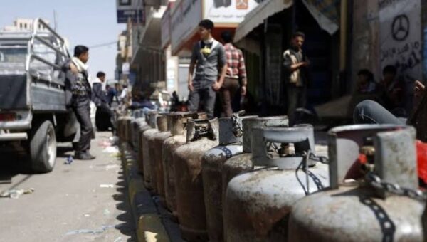 ميليشيا الحوثي تُغلق عددا من محلات بيع الغاز المنزلي في عدة محافظات