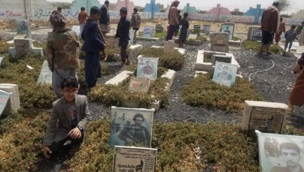 ميليشيا الحوثي تنفذ زيارات يومية بطلاب المراكز الصيفية إلى مقابر قتلاها