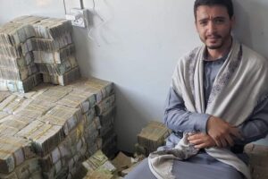 مراهق حوثي يستفز ملايين اليمنيين بجلوسه على عشرات ملايين الريالات