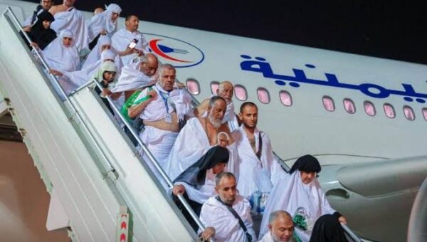 مئات الحجاج اليمنيين عالقون في السعودية بعد أن استولى الحوثيون على طائرات اليمنية