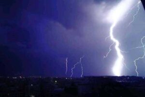 وفاة وإصابة 3 مواطنين بصاعقتين رعديتين في صنعاء وذمار