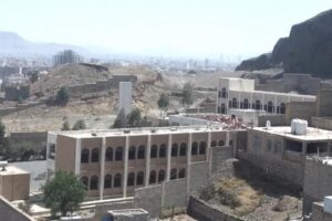 إدارة مدرسة حكومية تهدد طُلابا بالطرد بسبب تأخرهم دفع جباية للحوثيين
