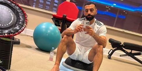 محمد صلاح يستعد لموقعة مانشستر يونايتد فى الجيم على طريقته الخاصة.. صور