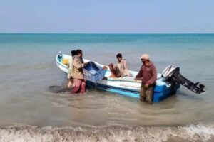 العثور على صيادين يمنيين بعد أيام على فقدانهم في البحر الأحمر