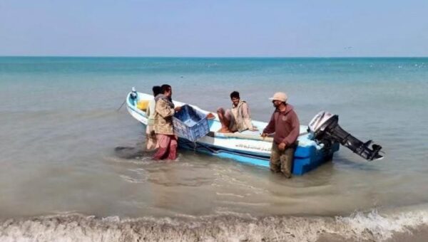 العثور على صيادين يمنيين بعد أيام على فقدانهم في البحر الأحمر