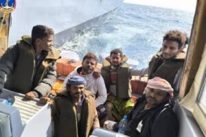 “خفر السواحل” تتسلم 6 صيادين أنقذتهم بارجة فرنسية في البحر الأحمر