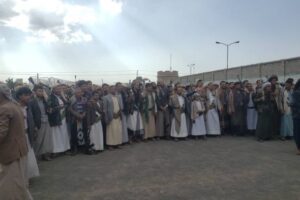 قبائل الحيمة تحتشد في صنعاء وتتهم المليشيا بالتواطؤ مع خاطفي أحد أبنائها