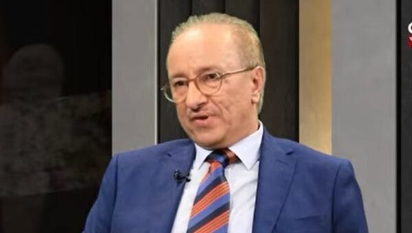 وفاة الكاتب والسياسي زيد الذاري في القاهرة إثر جلطة دماغية