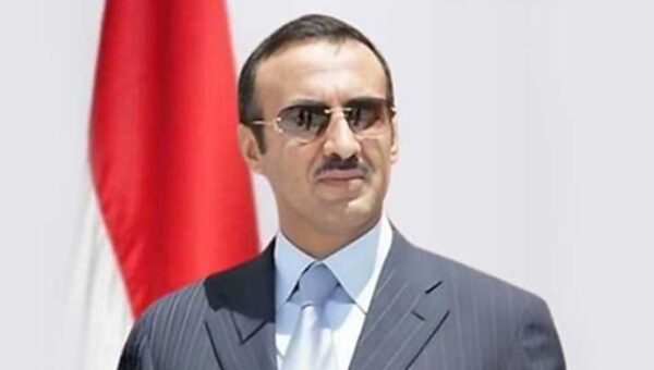 أحمد علي عبدالله صالح يُعزِّي في وفاة الدكتور عبدالله المجاهد