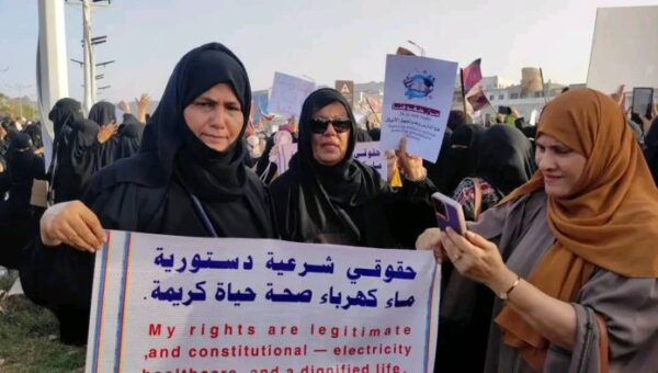 عدن..تظاهرة نسائية حاشدة تنديدا بتردي الأوضاع المعيشية