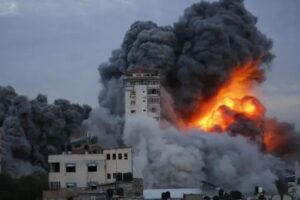 الجارديان: القصف الإسرائيلي على غزة ينذر بتصعيد خطير يبدد آمال وقف إطلاق النار