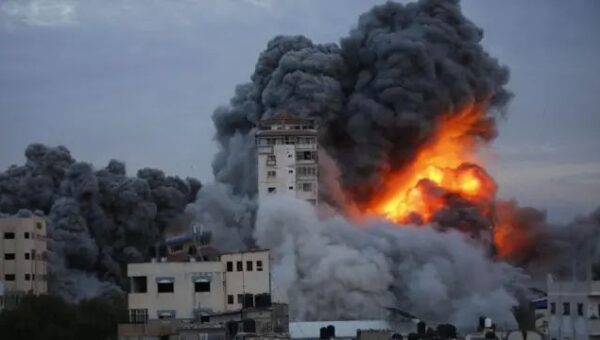 الجارديان: القصف الإسرائيلي على غزة ينذر بتصعيد خطير يبدد آمال وقف إطلاق النار