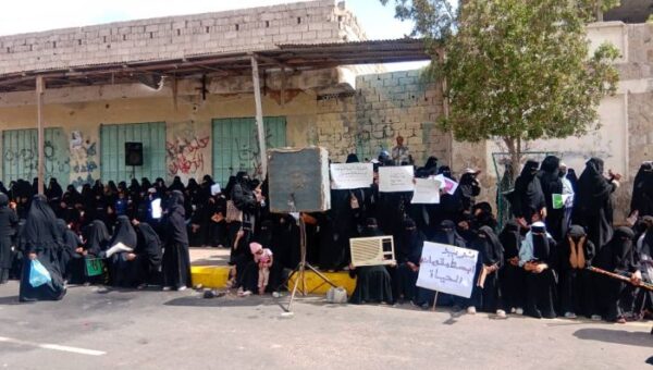 أبين .. احتجاجات نسائية تطالب بتحسين الأوضاع