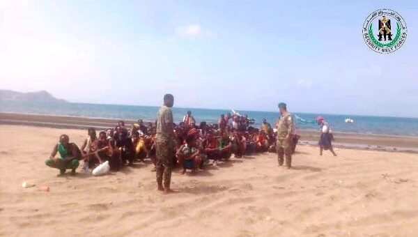 إحباط محاولة تهريب 119 مهاجراً أفريقياً قبالة سواحل محافظة لحج