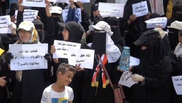 تعز  تواصل المظاهرات النسائية المُطالبة بالخدمات الأساسية