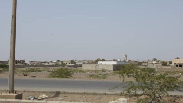 مليشيا الحوثي تستخدم منازل ومزارع المواطنين بالدريهمي كمواقع عسكرية