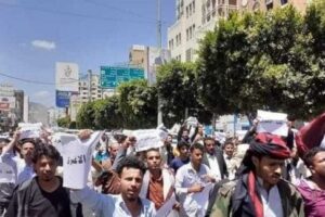 سخرية واسعة من “نصرة الحوثي لإيران”: من صواريخ المفرقعات إلى خرافة “المخلّص”