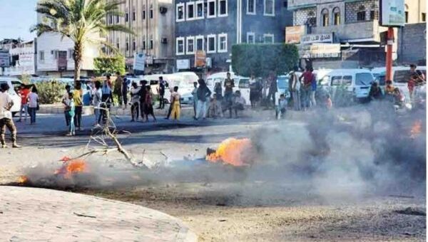 عدن  احتجاجات غاضبة تنديدًا بانقطاع الكهرباء وتدهور الخدمات