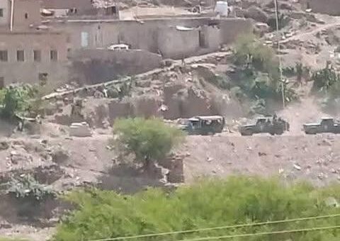 أطقم عسكرية حوثية تداهم قرية في عنس وتحّول مدرستها إلى مركز إعتقال