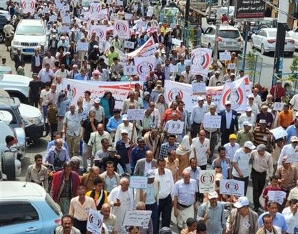 آلاف المعلمين يتظاهرون في تعز للمطالبة بحقوقهم المالية وتحسين أوضاعهم المعيشية