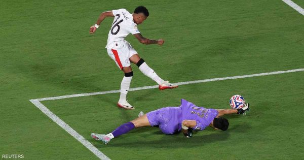 تصدي بونو يشغل عالم الرياضة.. ومصر تتذكر لقطة الحضري في 2002