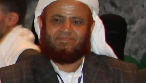 ميليشيا الحوثي تحاصر منزل شيخ قبلي في ريمة وتهدد بتفجيره