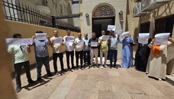 الطلاب اليمنيون في مصر يحتجون على تأخر مستحقاتهم