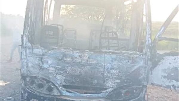 مسلحون ملثمون يحرقون حافلة موظفين تابعة لمصنع أسمنت الوحدة