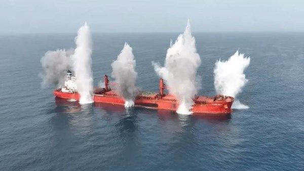 غرق سفينة “إيترنيتي سي” بعد هجوم حوثي ومقتل أربعة بحارة