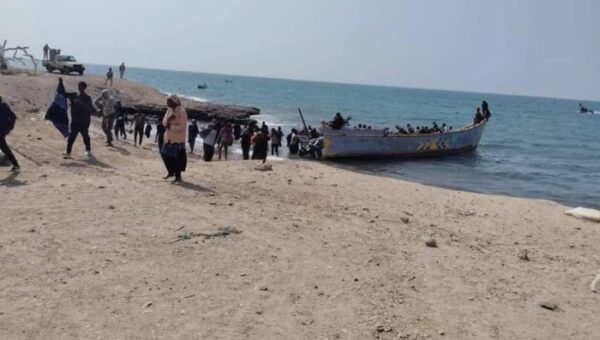 قارب تهريب ينزل 200 مهاجر غير شرعي بينهم 30 امرأة في سواحل شبوة