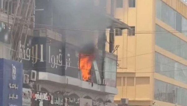 حريق مفاجئ يلتهم أجزاء من سوق الحجاز في عدن