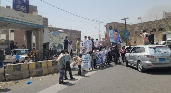 مواطنون في تعز يطالبون بالقبض على قتلة القاصر مرسال عيدروس