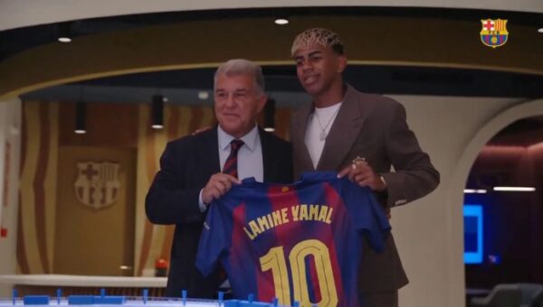 برشلونة يعلن تمديد عقد لامين يامال حتى 2031 ويمنحه القميص رقم 10