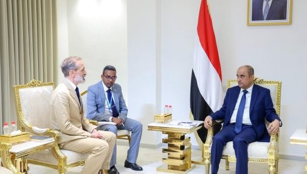 الحكومة تحذر من تراجع التمويلات وتدعو لنقل مقرات الأمم المتحدة إلى عدن