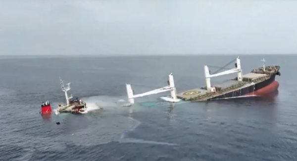“هيومن رايتس: هجمات الحوثيين على سفن الشحن في البحر الأحمر ترقى إلى جرائم