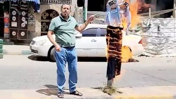 صنعاء  إضرام رجل مرور النار في زيه الرسمي احتجاجا على انقطاع راتبه